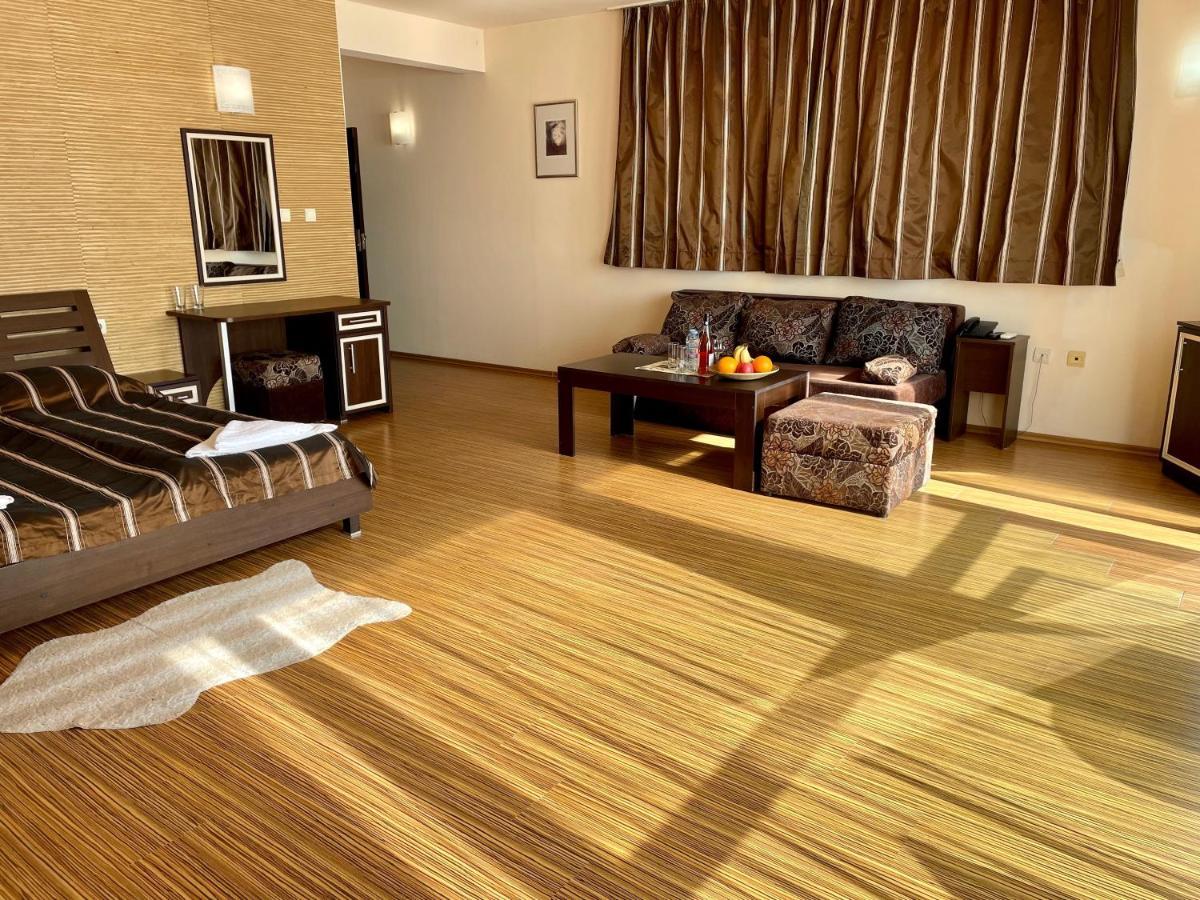 Hotel At The American's 3*